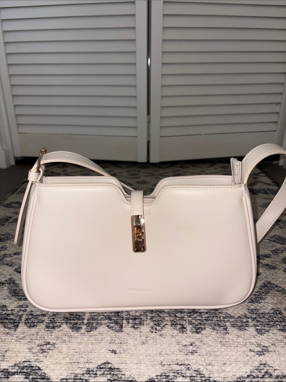 Elegant Cream Shoulder Bag with Gold Hardware - Picture 2 of 4